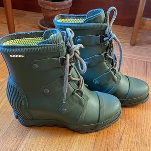 Sorel Wedge army green rain boots ☔️